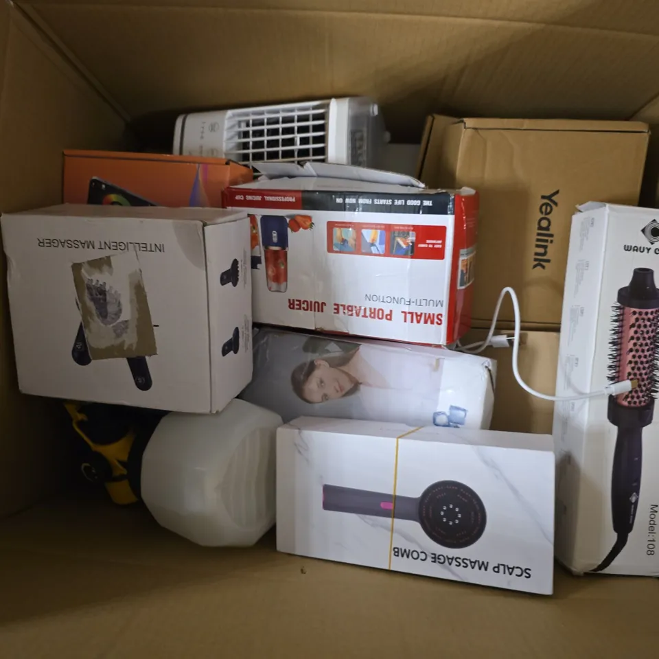 APPROXIMATELY 15 ASSORTED ELECTRICAL ITEMS TO INCLUDE SCALP MASSAGE COMB, WAUY CHIC HAIR COMB, INTELLIGENT MASSAGER, ETC - COLLECTION ONLY