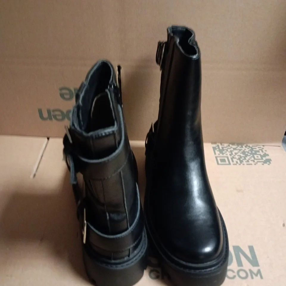 BOXED WOMEN'S BLACK KNEE-HIGH BOOTS WITH BUCKLED STRAPS AND SIDE ZIP, CHUNKY LUG SOLE - 39
