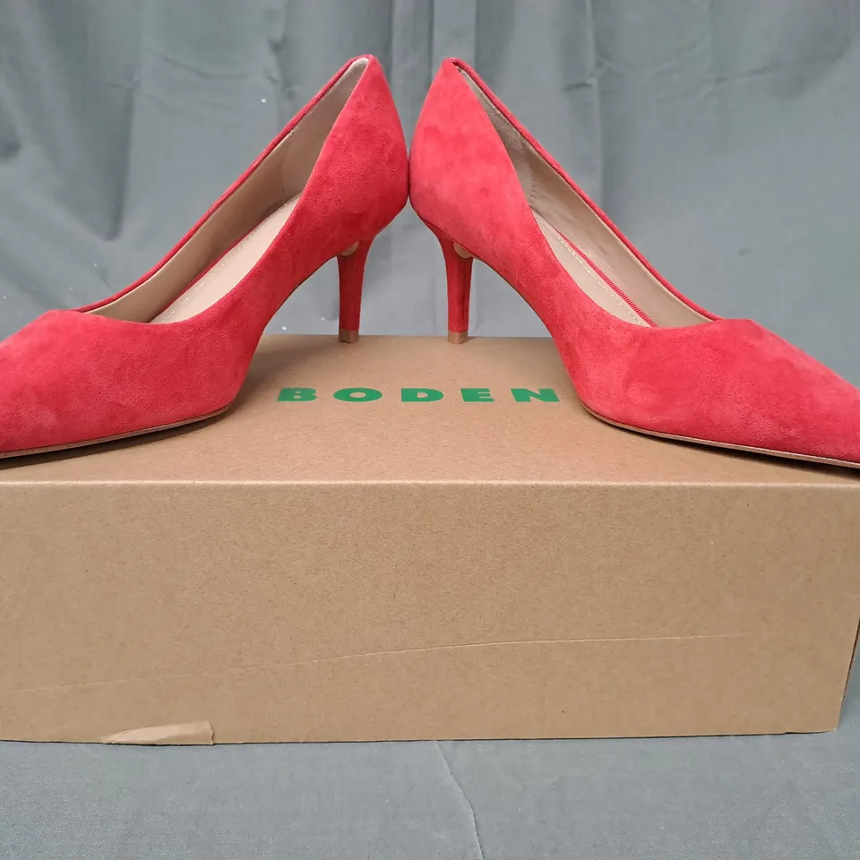 BOXED PAIR OF BODEN POINTED TOE MID-HEEL SHOES IN RED EU SIZE 38