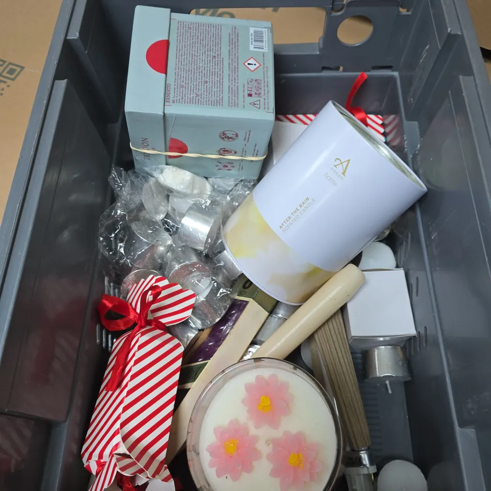 TOTE OF APPROXIMATELY 12 ASSORTED SCENTED CANDLES AND TEALIGHTS