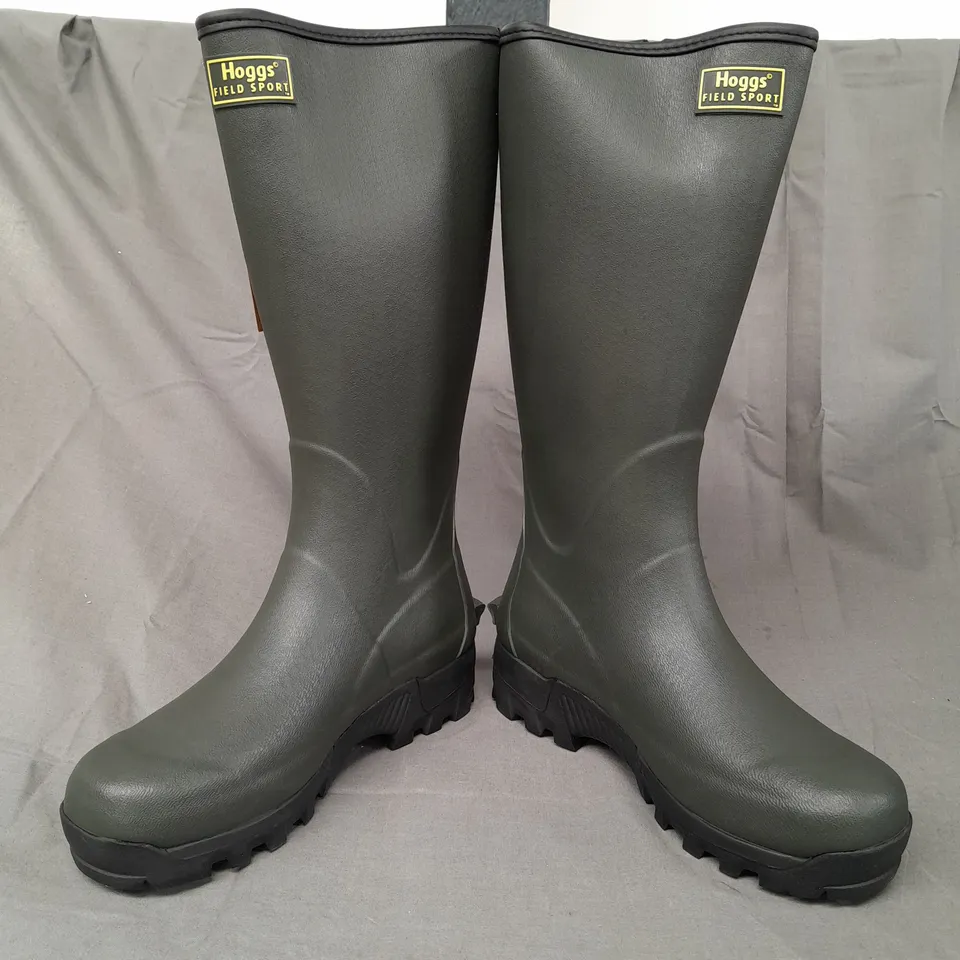 BOXED PAIR OF HOGGS RUBBER BOOTS IN GREEN UK SIZE 9