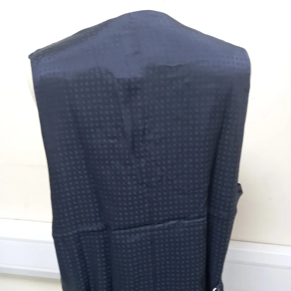 HUGO BOSS WAIST COAT SIZE 40