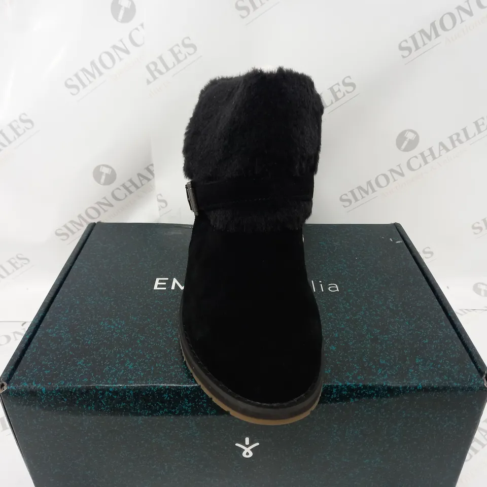 BOXED PAIR OF EMU AUSTRALIA BEACH OXLEY SHOES - DARK GREY/BLACK - SIZE 7