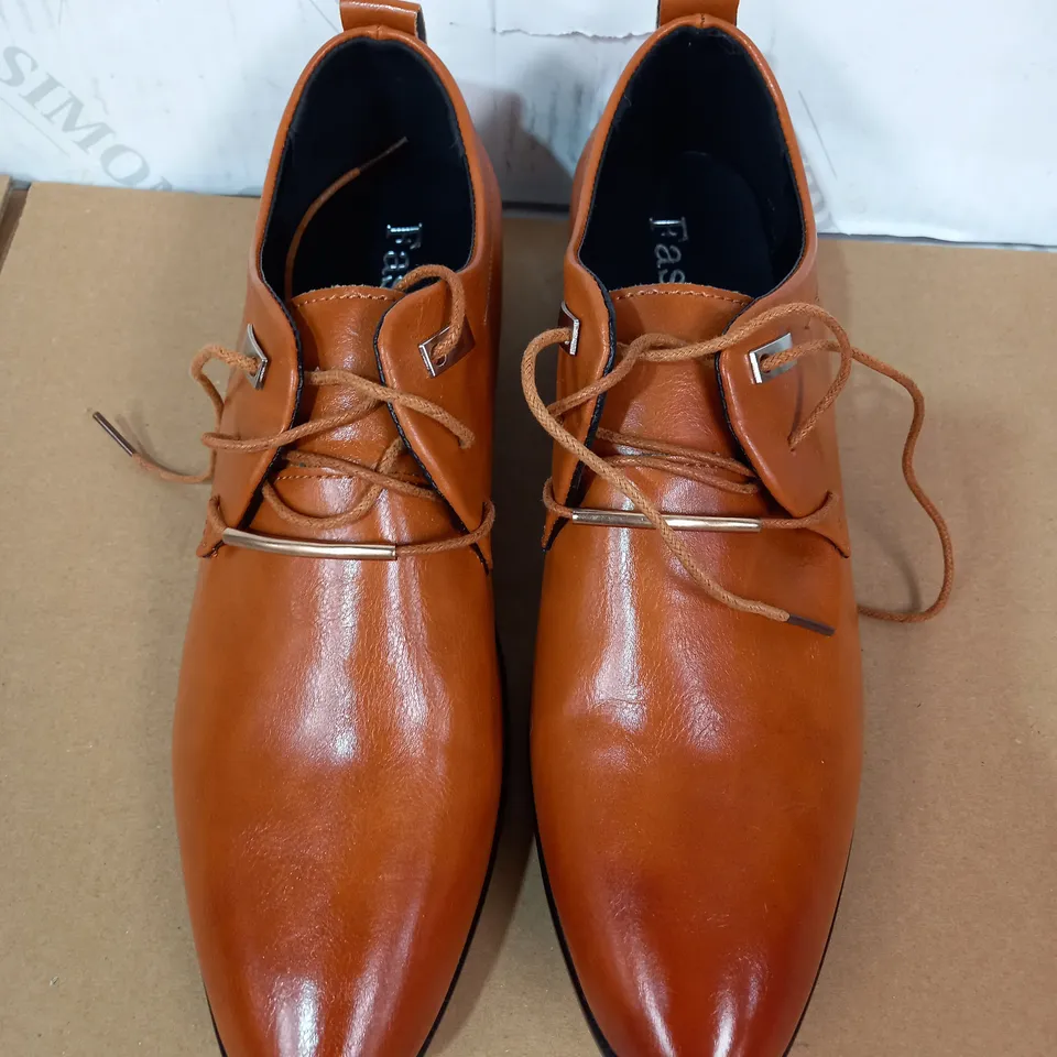 PAIR OF SHOES (BROWN), SIZE 40 EU