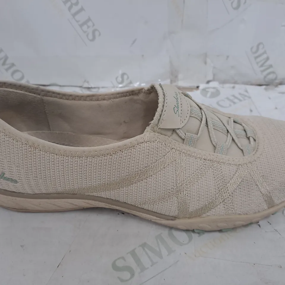 RELAXED FIT SKETCHERS MEMORY FOAM BIEGE SIZE 5