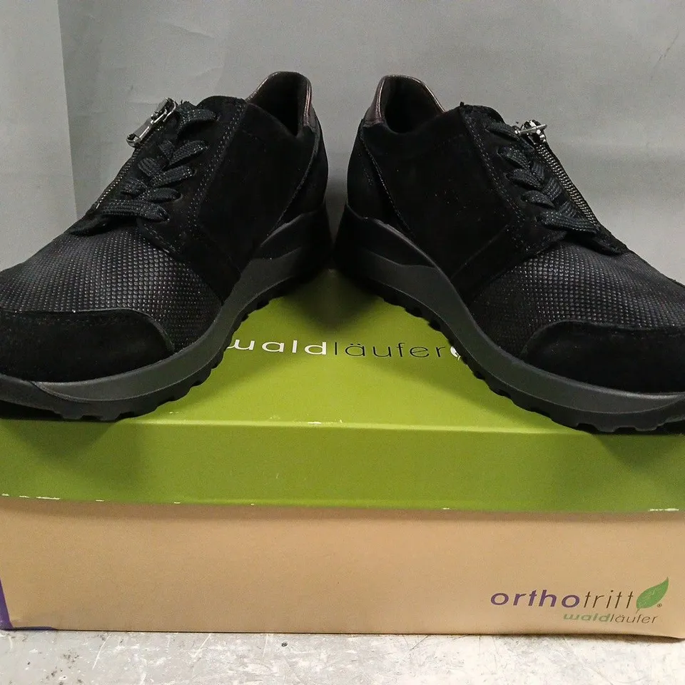 BOXED PAIR OF WALD LAUFER SHOES IN BLACK SIZE 5.5