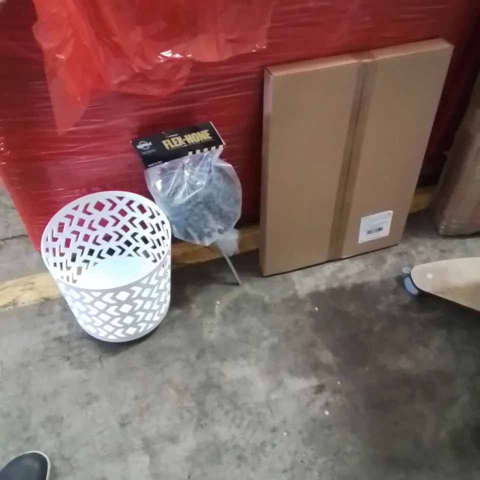 PALLET OF ASSORTED HOUSEHOLD GOODS AND PRODUCTS TO INCLUDE;TRASH CAN,PICTURE FRAME,FLEXHOME 