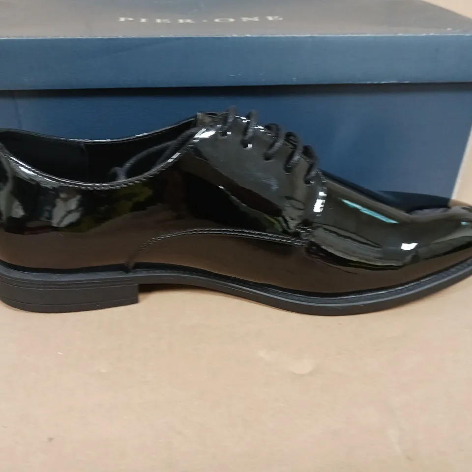 BOXED PAIR OF PIER ONE MENS SHOES IN BLACK - UK 8