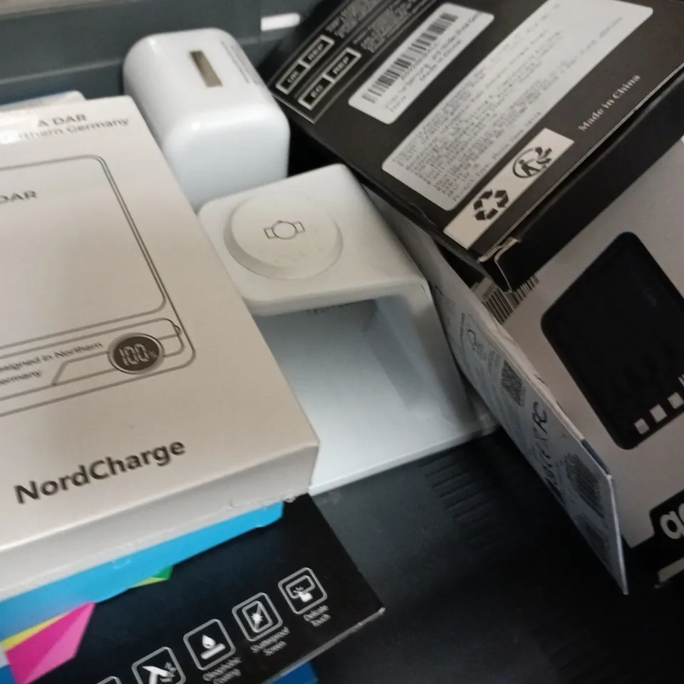 APPROXIMATELY 10 ASSORTED HOUSEHOLD ITEMS TO INCLUDE PHONE CASE, WIRELESS PHONE HOLDER, POWER BANK, ETC