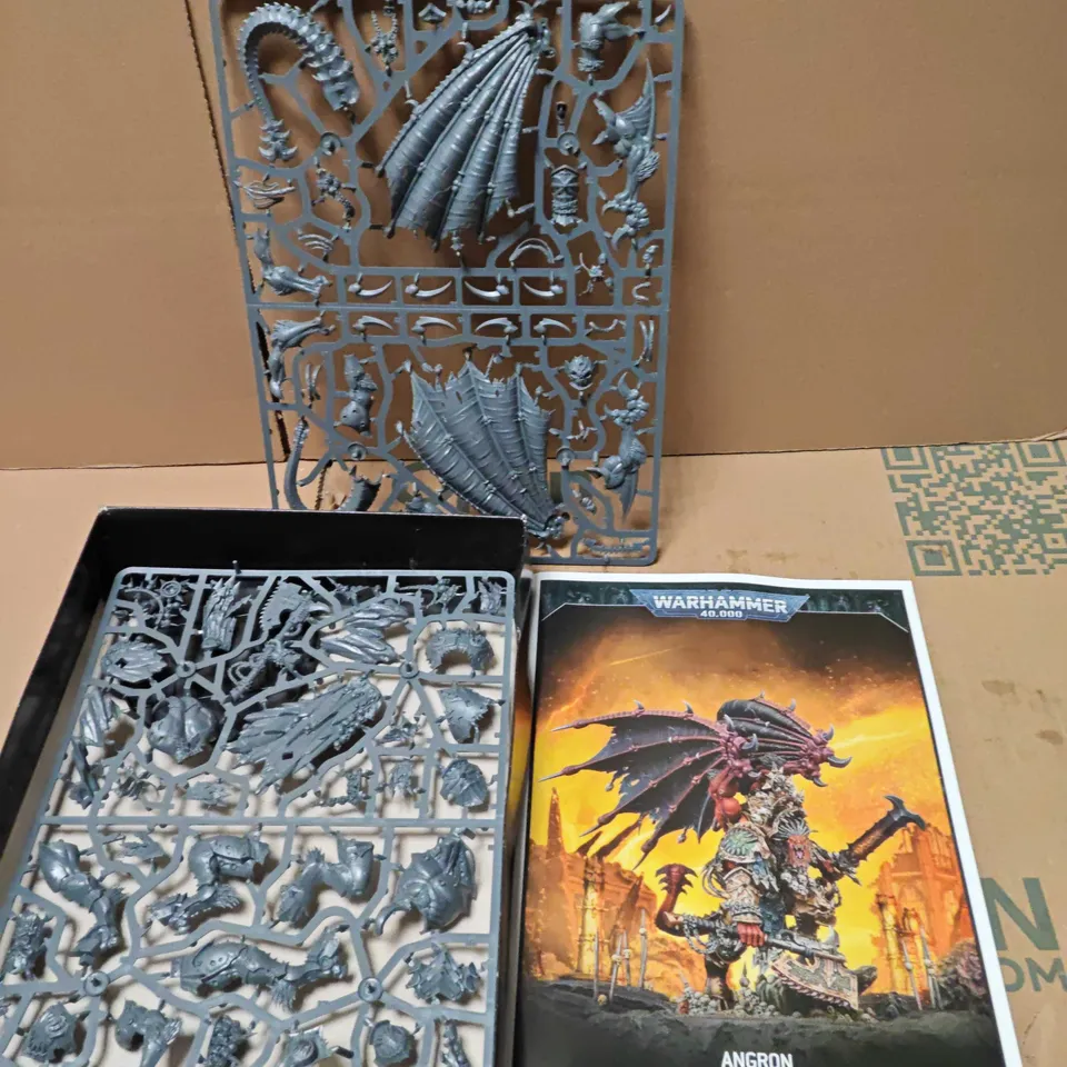 WARHAMMER 40,000 ANGRON - DAEMON PRIMARCH OF KHORNE, CITADEL MINIATURE KIT (UNASSEMBLED)