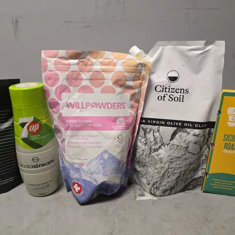 APPROXIMATELY 12 ASSORTED FOOD & DRINK ITEMS TO INCLUDE - 7UP SODA STREAM , MANGO GREENS , CITIZENS OF SOIL OLIVE OIL CLUB ETC