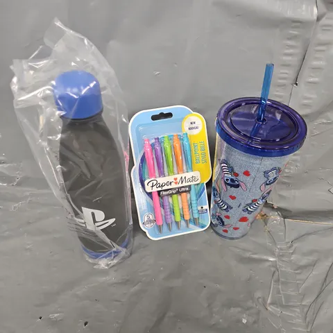 APPROXIMATELY 20 ASSORTED ITEMS TO INCLUDE BALLPOINT PENS, PLAYSTATION BOTTLE, SIPPY CUP, ETC