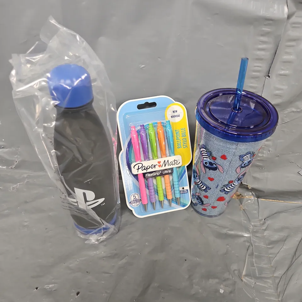 APPROXIMATELY 20 ASSORTED ITEMS TO INCLUDE BALLPOINT PENS, PLAYSTATION BOTTLE, SIPPY CUP, ETC
