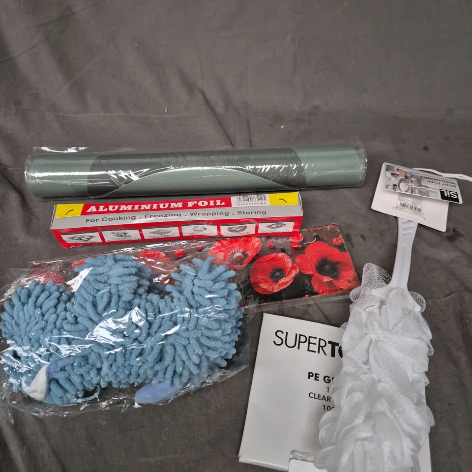 APPROXIMATELY 20 ASSORTED HOUSEHOLD PRODUCTS TO INCLUDE PROTECTIVE GLOVES, CLEANING HEADS, WALLPAPER ETC 