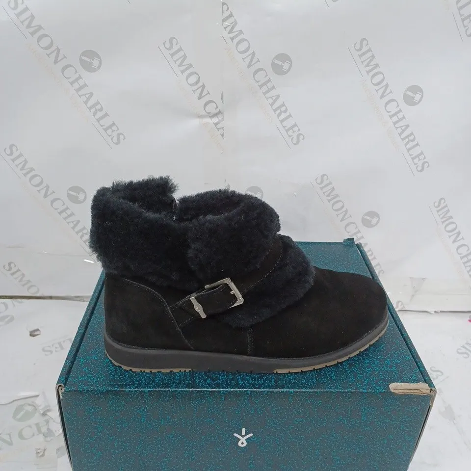 BOXED PAIR OF EMU AUSTRALIA "OXLEY" LEATHER BOOTS - UK SIZE 7, BLACK 