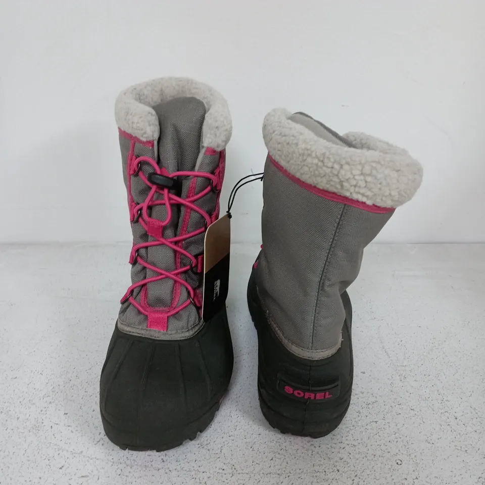 BOXED PAIR OF SOREL YOUTH CUMBERLAND 2 BOOTS IN LIGHT GREY/PINK - UK 4.5