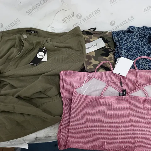 LOT OF APPROX 20 ASSORTED CLOTHING ITEMS AND ACCESSORIES TO INCLUDE; T-SHIRTS, JUMPERS ETC