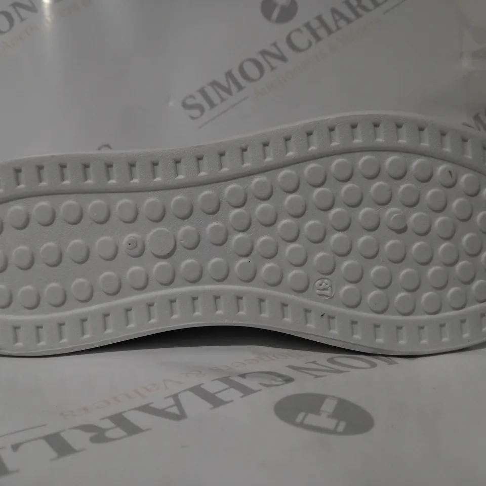 PAIR OF DESIGNER SHOES IN WHITE W. JEWEL EFFECT EU SIZE 37