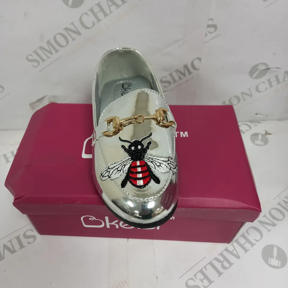 APPROXIMATELY 13 BOXED PAIR OF KELSI KIDS BUTTERFLY EMBROIDERED LOAFERS IN SILVER TO INCLUDE SIZES 1, 2, 8, 9, 10, 11, 12, 13
