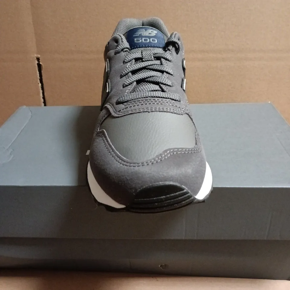 BOXED PAIR OF NEW BALANCE 500 TRAINERS – GREY/CHARCOAL, UK 7