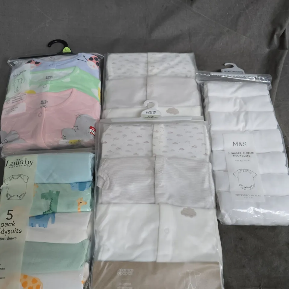 LOT OF 5 ASSORTED MULTI PACKS OF KIDS CLOTHING TO INCLUDE MAMMAS & PAPAS AND FRED & FLO - VARIOUS SIZES
