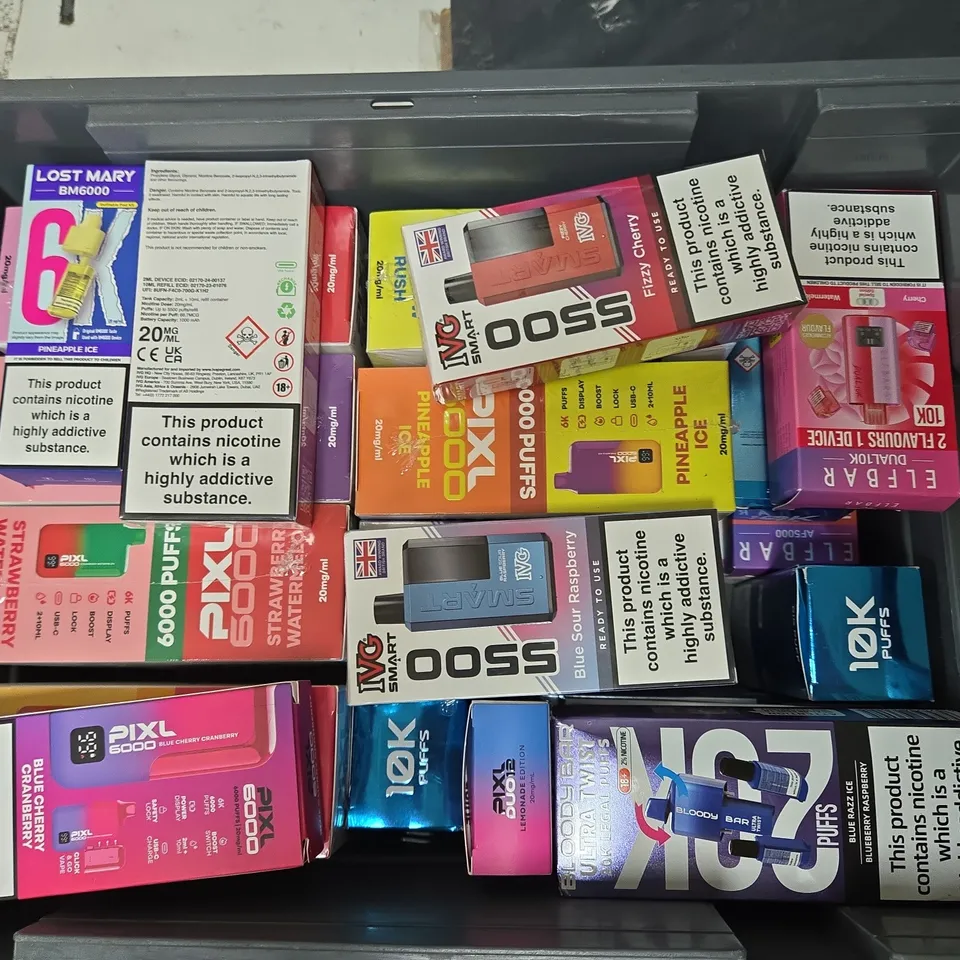 APPROXIMATELY 25 ASSORTED E-CIGARETTE & VAPING ITEMS IN VARIOUS BRANDS TO INCLUDE PIXL 6000, IVG SMART 5500, ELFBAR 10K ETC - COLLECTION ONLY
