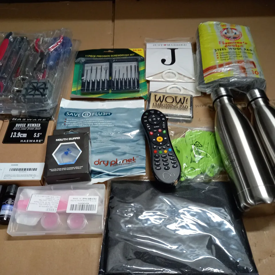 LARGE QUANTITY OF ASSORTED HOUSEHOLD ITEMS TO INCLUDE THERMAL BOTTLES, HOUSE NUMBERS AND MOUTH GUARD