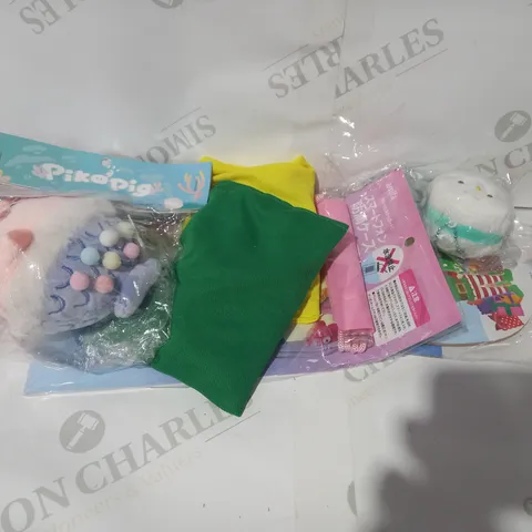BOX OF APPROXIMATELY 10 ASSORTED TOYS AND GAMES TO INCLUDE CHRISTMAS TIME PADDLE BAT, BEAN BAG, PIKO PIG PLUSH, ETC