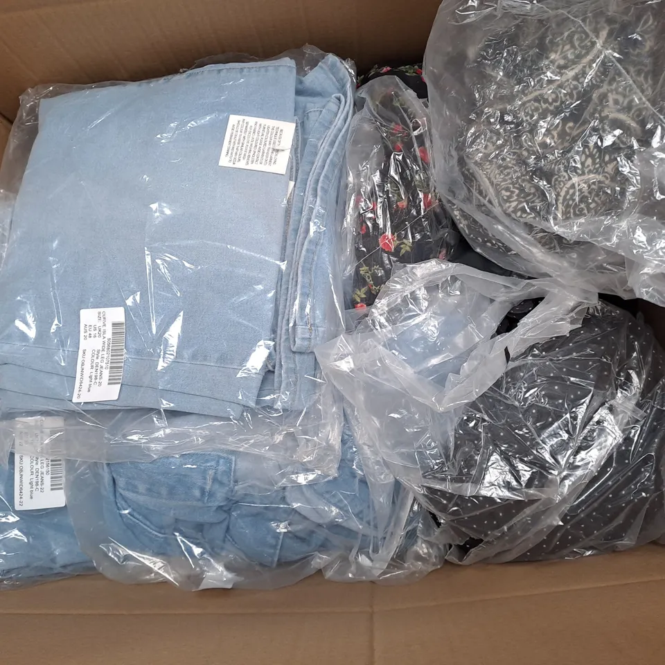 APPROXIMATELY 20 ASSORTED CLOTHING ITEMS IN VARIOUS STYLES AND SIZES 