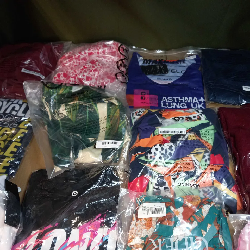 LOT OF APPROX 25 ASSORTED CLOTHING ITEMS VARYING IN SIZE/COLOUR/STYLE TO INCLUDE: TROUSERS, TOPS, DRESSES