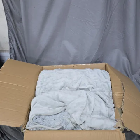 COZEE HOME FAMILY SIZED FAUX FUR & VELVETSOFT HEATED THROW