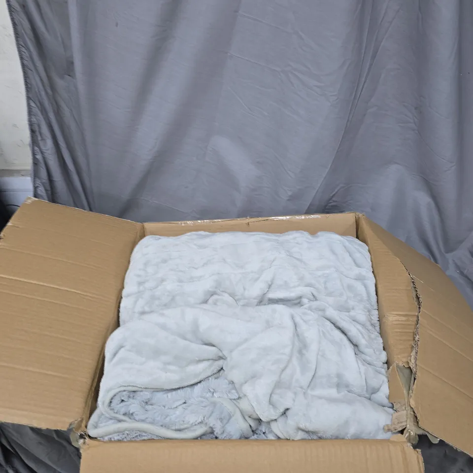 COZEE HOME FAMILY SIZED FAUX FUR & VELVETSOFT HEATED THROW