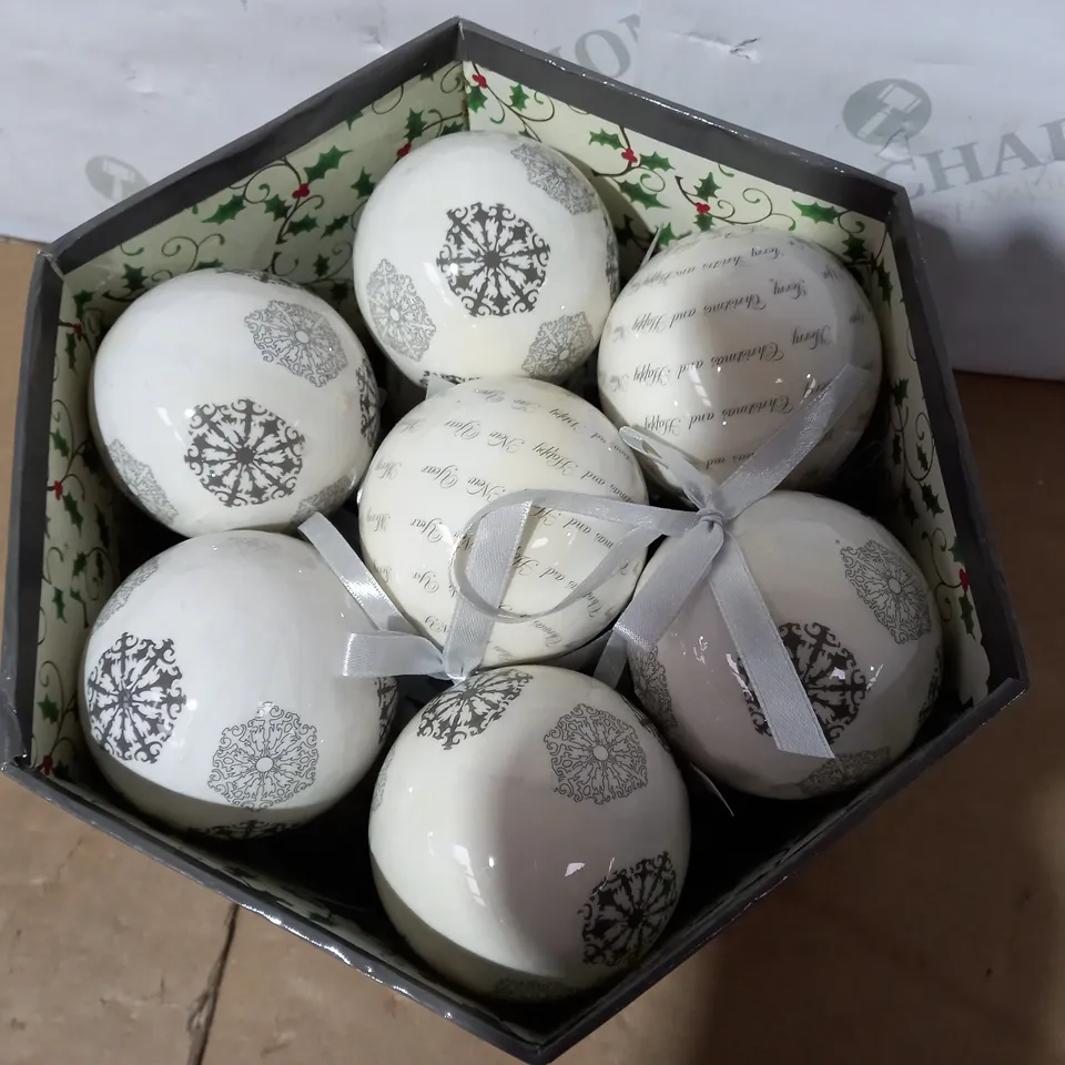 FESTIVE GREY DECOUPAGE BAUBLES RRP £19.99