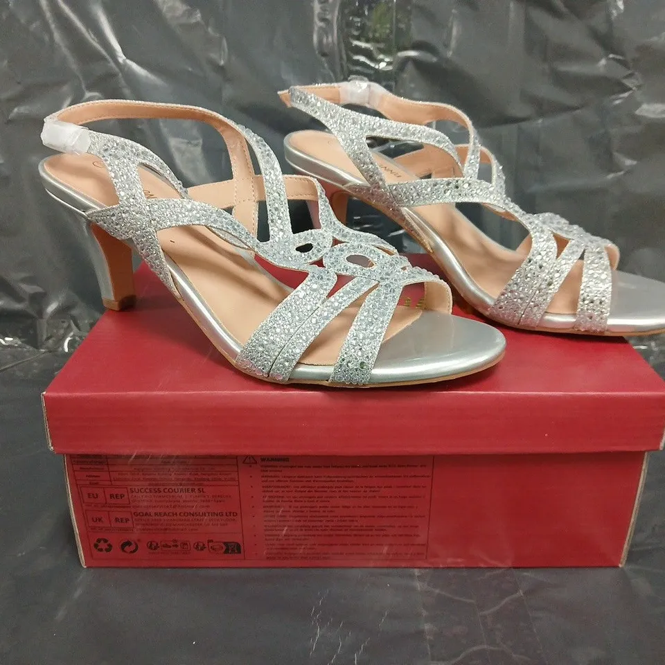 BOXED PAIR OF PIZZ ANNU OPEN TOE SLINGBACK HEELED SANDALS IN SILVER W. GLITTER/JEWEL EFFECT SIZE 6