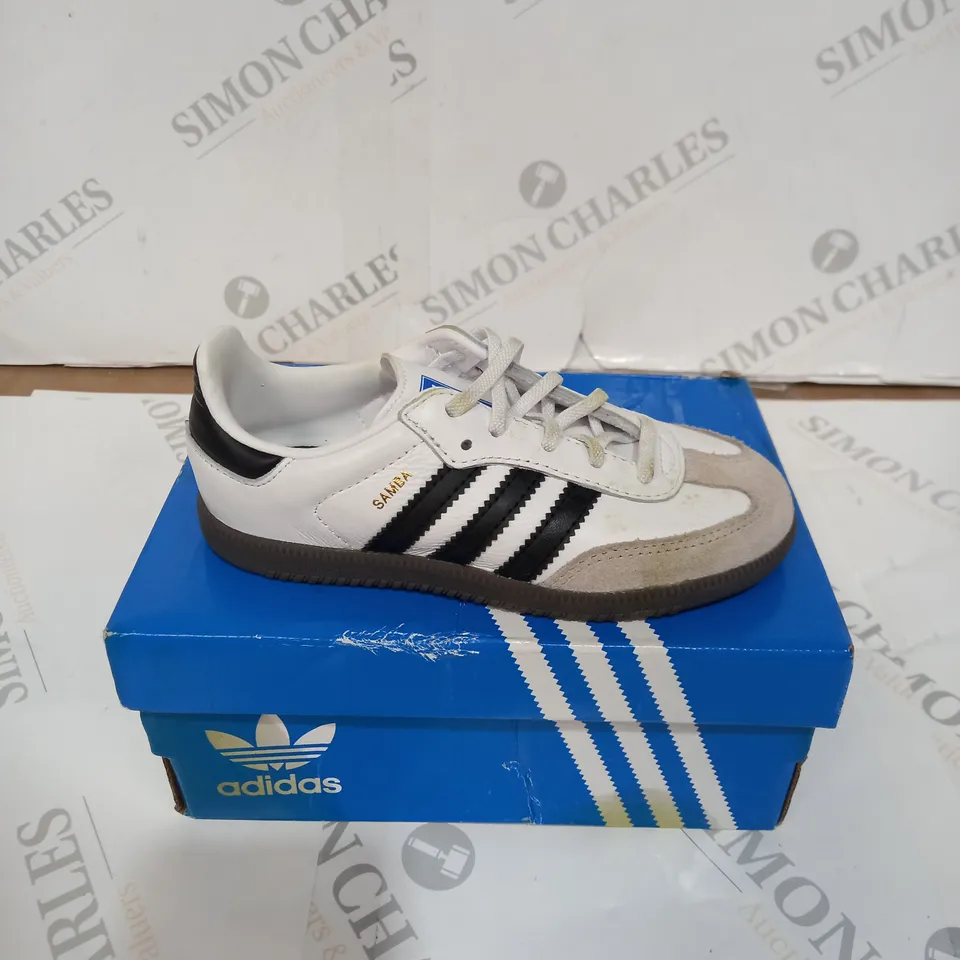 BOXED PAIR OF ADIDA SAMBA OG EL TRAINERS - WIHTE/GREY, SIZE 9.5 KIDS 