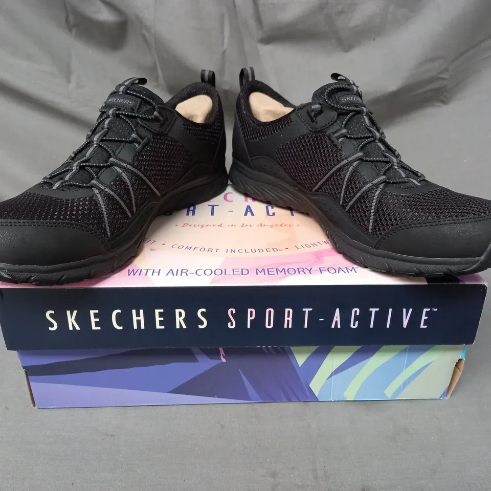 BOXED PAIR OF SKECHERS TRAINERS IN BLACK SIZE 6.5