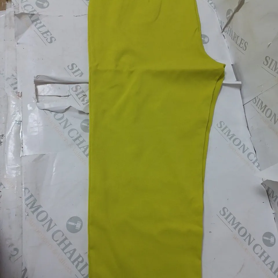 APPROXIMATELY 10 CLOTHING ITEMS INCLUDING: JUMPERS, TROUSERS, T SHIRTS (ALL IN DIFFERENT SIZES AND COLOURS)
