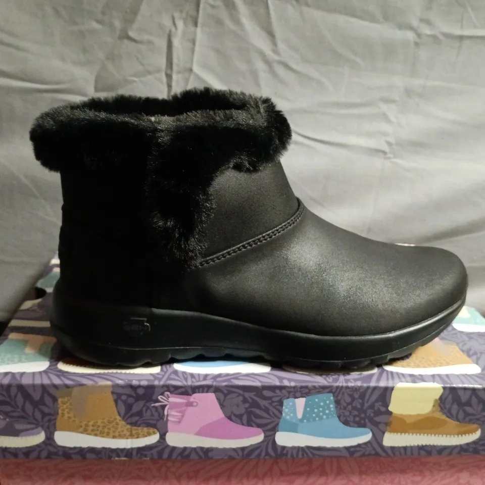 BOXED PAIR OF SKECHERS BLACK FUR-TRIM ANKLE BOOTS – UK SIZE 5