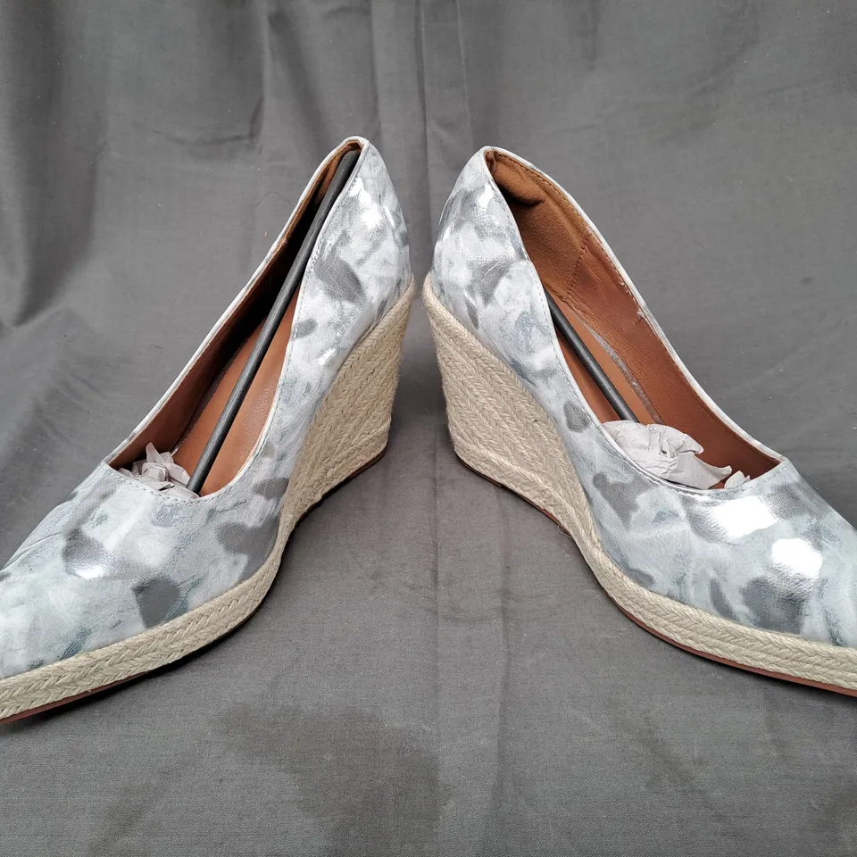 BOXED PAIR OF DESIGNER POINTED TOE HIGH WEDGE SHOES IN SILVER/PALE BLUE EU SIZE 42