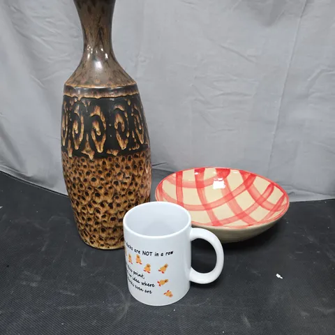 LOT OF APPROXIMATELY 5 ASSORTED POTTERY ITEMS TO INCLUDE MUG, VASE AND A DECORATIVE BOWL