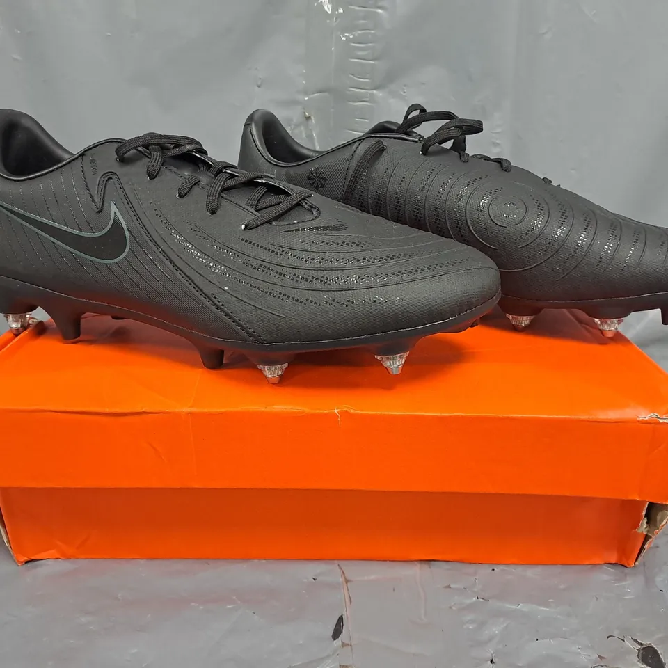 BOXED PAIR OF NIKE PHANTOM GX II ACAD SG-PRO SHOES IN BLACK SIZE UK 8.5