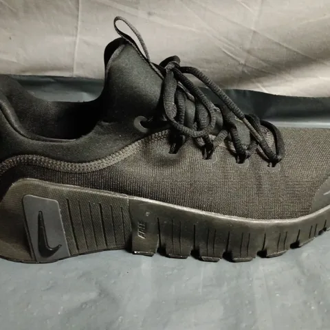 UNBOXED PAIR OF NIKE RUNNING SHOES - UK SIZE 9