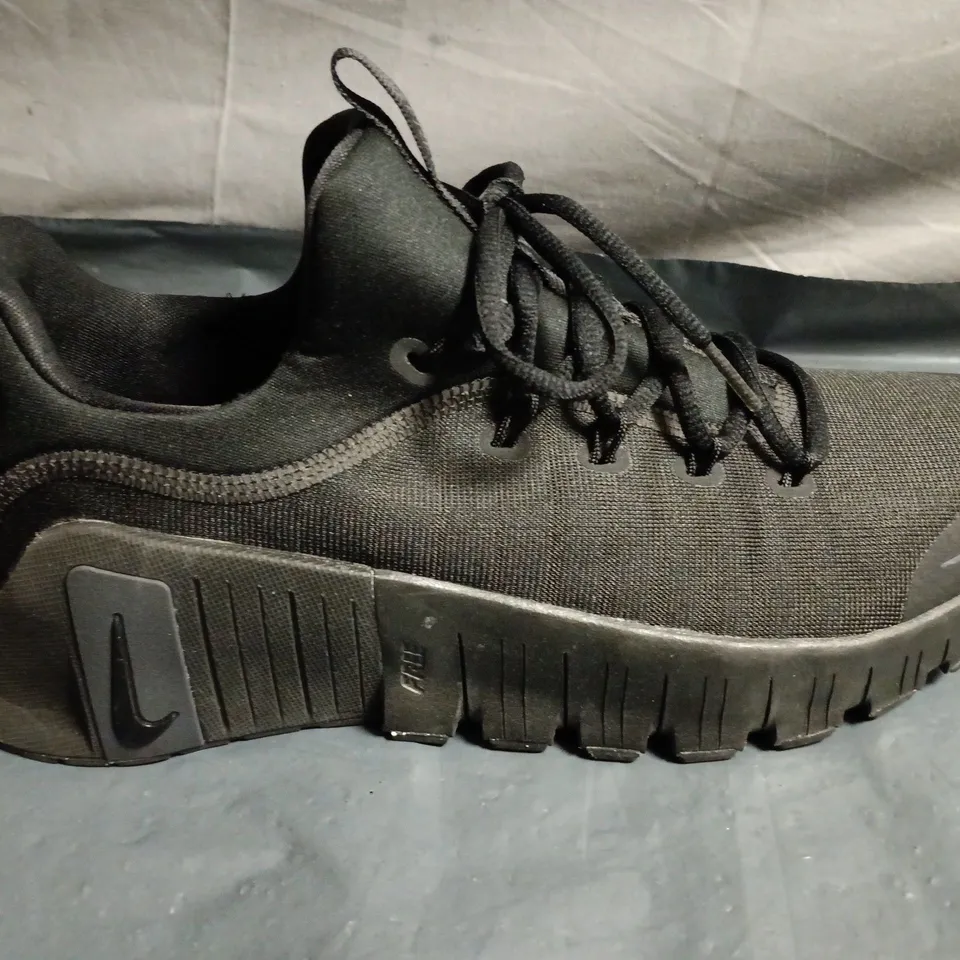 UNBOXED PAIR OF NIKE RUNNING SHOES - UK SIZE 9
