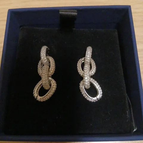 BUTLER & WILSON SMALL CRYSTAL CABLE LINK EARRINGS 