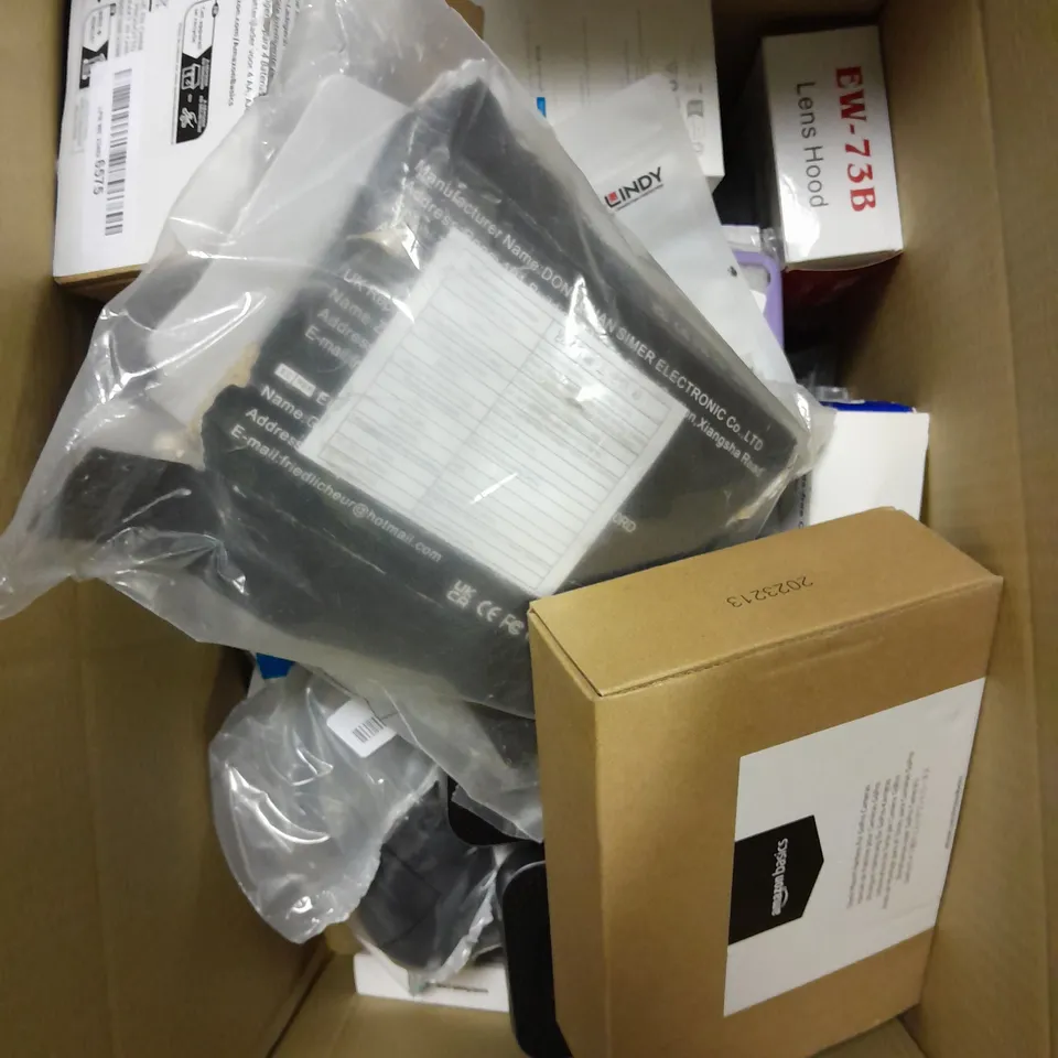 APPROXIMATELY 25 ASSORTED ELECTRICAL PRODUCTS TO INCLUDE DIGITAL ANTENNA, SMARTPHONE CASES, WIRELESS CHARGER ETC 