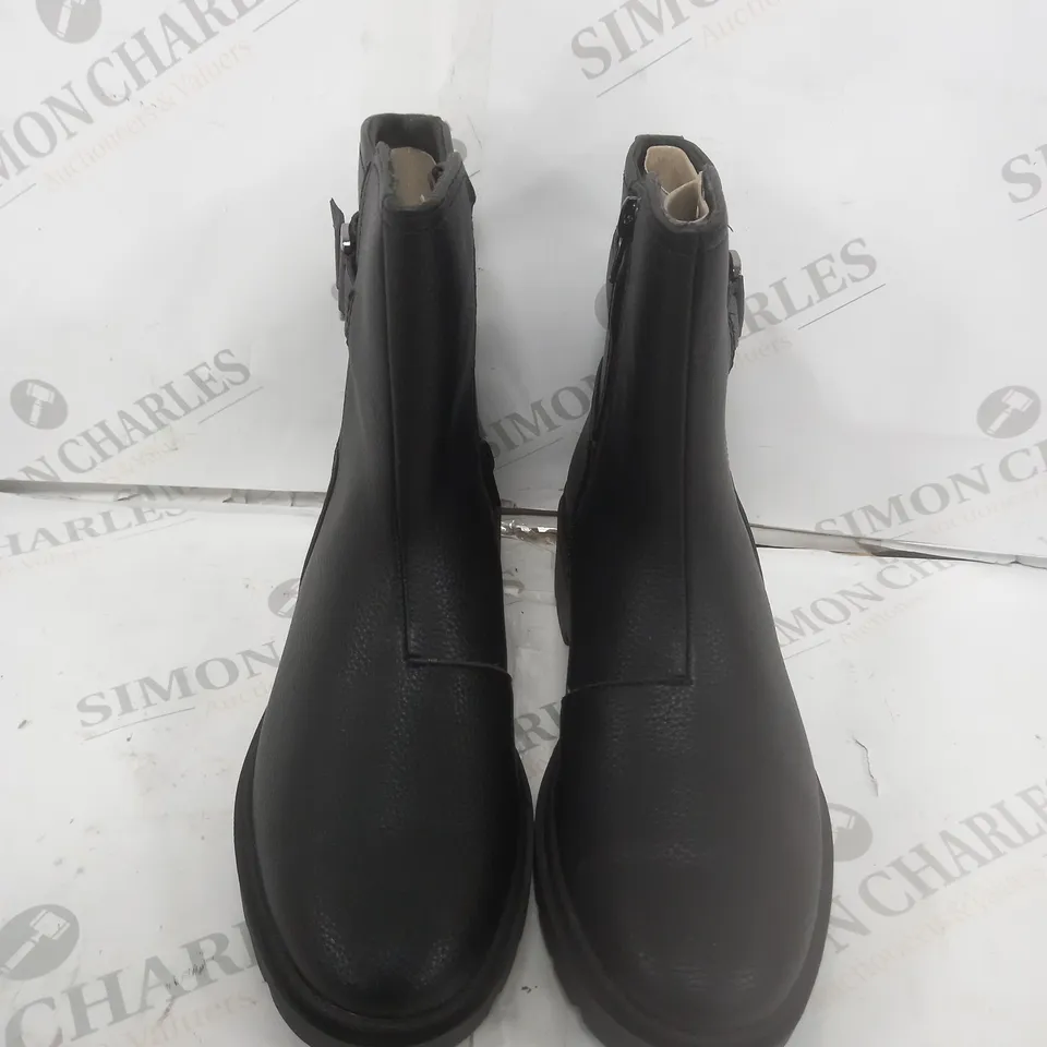 CLARKS CALL MID LEATHER BLACK BOOTS SIZE 5