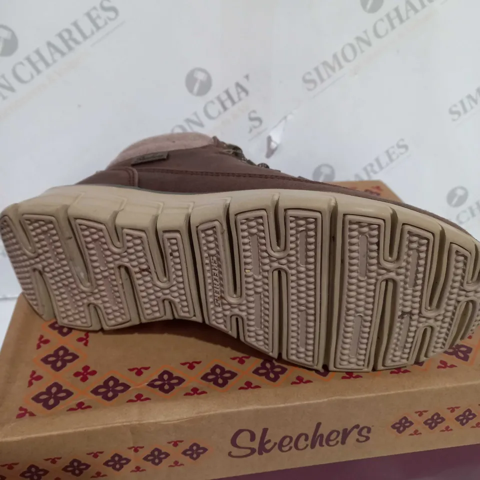 PAIR OF SKECHERS SYNERGY WARM BOOTS IN BROWN SIZE 5