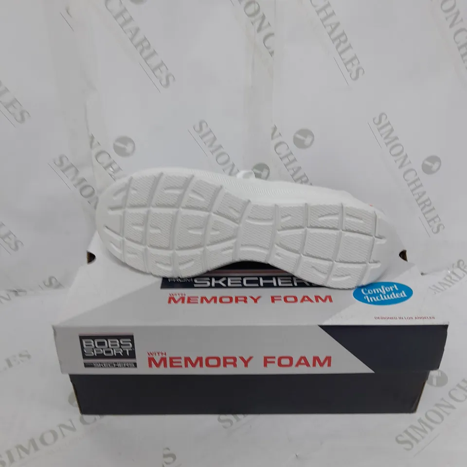 BOXED PAIR OF SKETCHERS WHITE TRAINERS SIZE 6