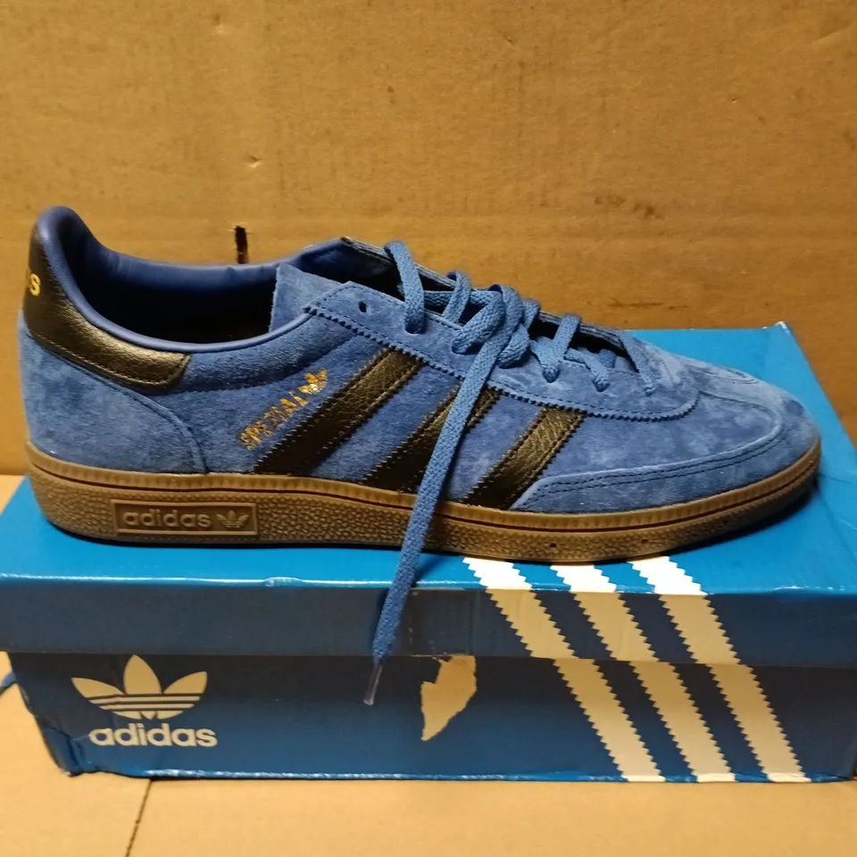 BOXED PAIR OF ADIDAS HANDBALL SPEZIAL TRAINERS IN NAVY - UK 9.5