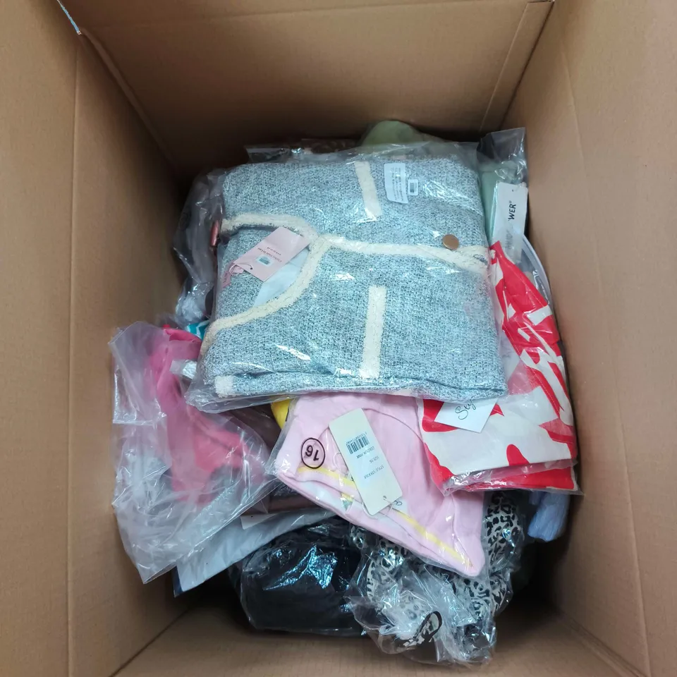 BOX OF APPROXIMATELY 25 ASSORTED CLOTHING ITEMS OF VARIOUS STYLES AND SIZES